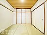 室内：全室の建具も新しく交換されており、築年数を感じさせない美しい室内です。物件についての詳細や内覧のご希望など、お電話やメールでいつでもお問い合わせください
