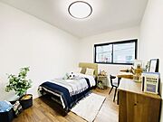 【施工例／洋室】さまざまな色味と相性の良いグレーのグラデーションで、やわらかく優しい印象を持たせてくれる、心安らぐデザインです。