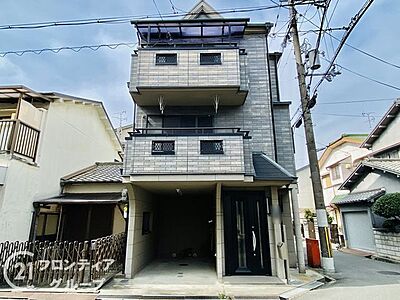 外観:シンプルで洗練された外観が、住む人のセンスを引き立て、日々の生活に彩りを添える新築戸建てです 外観:シンプルで洗練された外観が、住む人のセンスを引き立て、日々の生活に彩りを添える新築戸建てです