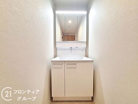 三面鏡タイプの独立洗面台を採用。鏡の裏は収納になっており、化粧品や歯ブラシなど小物もスッキリと片付きます。忙しい朝の身支度も快適です。