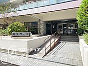 温かみのあるエントランスは、住む人を優しく迎え、訪れる人にも心地よい印象を与える魅力的な空間です！