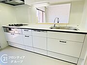 収納が充実しており、キッチン用品をすっきりと整理できる便利な空間です。