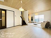 リビングは、家族や友人との時間を楽しむのに最適な広さです。快適な居住空間を提供します。
