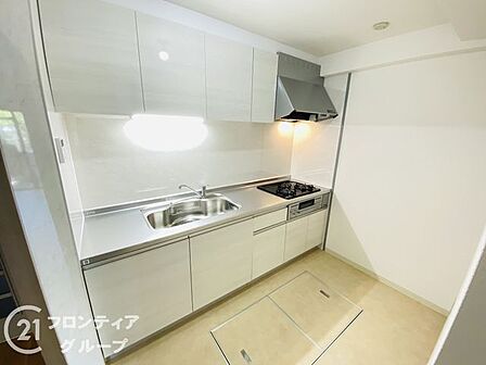 3口コンロ付きのキッチンは、調理の効率が良く、同時に多くの料理を作れる便利で機能的な空間です
