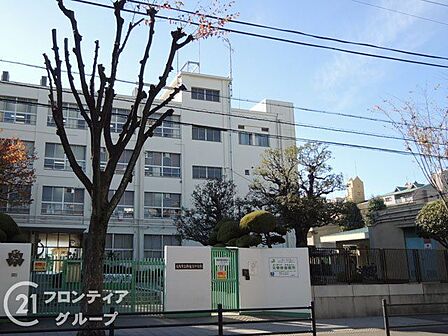 大阪市立新東淀中学校 徒歩14分。 1110m