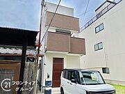 自然素材を活かした外観は、温かみのある雰囲気を演出します。自然との調和を感じる住まいです。