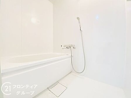 白を基調とした清潔感あふれるバスルームで一日の疲れを癒やしませんか ゆったりとした浴槽に浸かりながら、心身ともにリラックスできる心地よいひとときを過ごせます