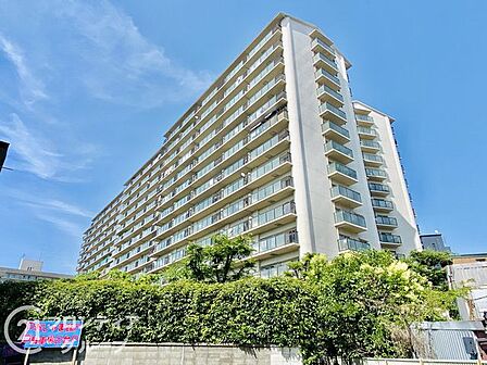 シンプルながらも存在感のあるマンション外観は、住む人を魅了し、日常に特別な時間をもたらします。都会的なデザインが魅力で、住む人に誇りを与える空間です。
