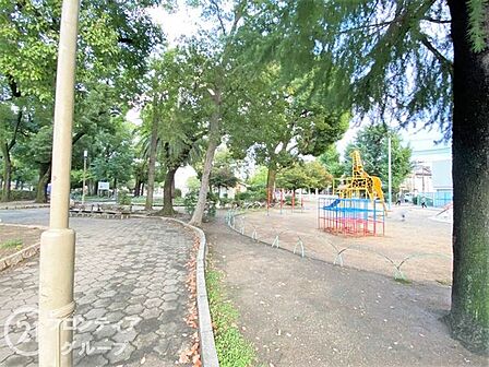 新森中央公園 徒歩12分。広場や噴水地、遊具などがある大きな公園です。季節ごとの植物が植えられているので、散歩やウォーキングにもおすすめです。 930m