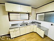 収納が充実しており、キッチン用品をすっきりと整理できる便利な空間です。