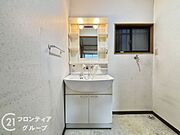 【＼リフォーム前／現況写真】キッチンのすぐ隣に洗面所。お料理の合間に洗濯をスタート、そのままお風呂の準備へ。忙しい毎日でも家事を無駄なく回せる、共働き世帯にうれしい動線です。