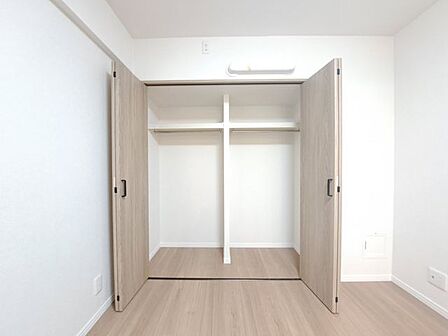 【施工例/収納】収納スペースをしっかり確保することで、衣類や日用品をすっきり整理できます。生活空間を広く使うことができ、お部屋をきれいな状態で保ちやすくなります。