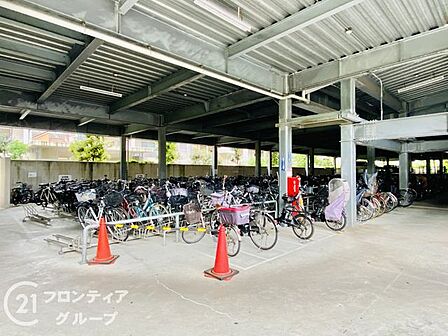 管理が行き届いた共用廊下。24時間有人管理のもと、清潔で安心な住環境が維持されています。