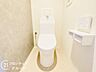 トイレ：落ち着いた色調の壁紙がおしゃれで快適なトイレ空間です。温水洗浄便座が完備されており、毎日の使用も清潔・快適。ペーパーホルダーやトイレットペーパーを置ける棚付きなのも嬉しいポイントです