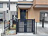 玄関：閑静な住宅街で落ち着いた暮らしが叶います