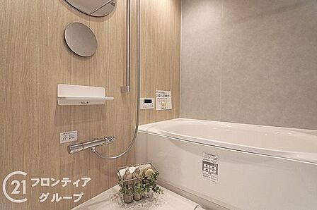 バスタブ付きで、ゆったりとお風呂に浸かり、疲れた体を癒せる贅沢な空間です。リラックスタイムをより豊かにする素敵な選択です。