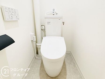 温水洗浄付きのトイレは、清潔で快適な使用感を提供し、毎日の生活をより便利で心地よくします。リラックスできる空間を作り出します