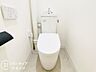 トイレ：温水洗浄付きのトイレは、清潔で快適な使用感を提供し、毎日の生活をより便利で心地よくします。リラックスできる空間を作り出します