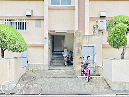 マンションのエントランスは、住まう方々を迎える洗練された空間です。日常の出入りを快適にするための工夫がされています。