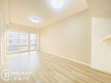 【施工例/リビング】明るく開放感のあるリビングは、ご家族が自然と集まる心地よい空間です。家具のレイアウトもしやすく、ゆったりとくつろぎながら新しい暮らしを気持ちよくスタートできます。