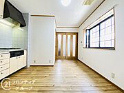 木目調のフローリングは温かみがあり、家族団らんの時間をゆったりと過ごせます！