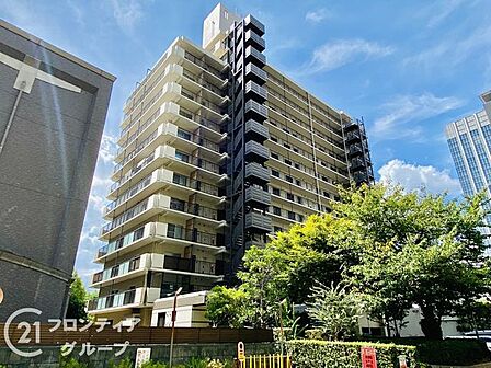 豊かな緑と調和し都心の空に凛とそびえ立つ高級感漂う圧倒的な存在感！