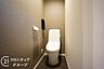 トイレ：温水洗浄付きのトイレは、清潔で快適な使用感を提供し、毎日の生活をより便利で心地よくします。リラックスできる空間を作り出します