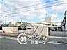 周辺：四條畷市立岡部小学校まで徒歩3分の近さです。低学年のお子様でも無理なく通える距離で、毎日の登下校の負担が少なく親御様も安心できる立地です。 190m