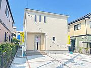 ＼同仕様写真／外壁は、汚れにくくメンテナンスのしやすいサイディング材を採用！色あせや日焼けが目立ちにくく、メンテナンス費用も軽減できます。また、ひび割れや破損に強いので安心してお住まいして頂けますね。