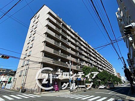 この物件は、伝統的な和風の外観が魅力です