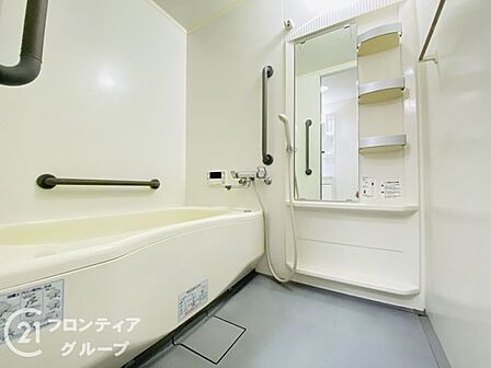 心地よいバスタイムを楽しめる、広々としたバスルームです。快適な空間で、日々の疲れを癒す贅沢な時間を提供します