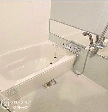 明るく開放的なバスルームで、リラックスした時間を楽しめます。心地よいひとときを提供します。