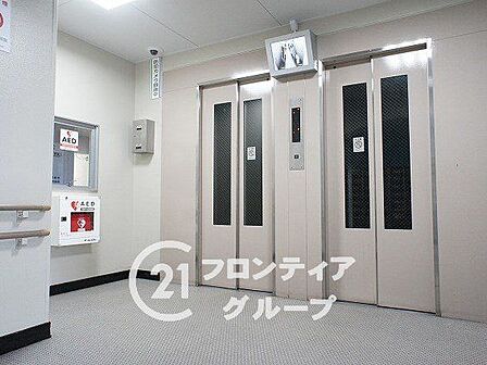 エレベーターホールは、住民の皆様が快適に移動できるよう設計されています。広々としたスペースは、混雑時でもスムーズな乗降を可能にします。