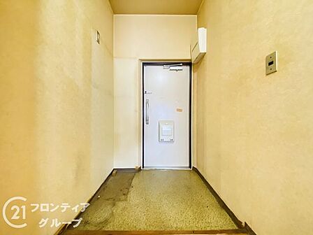【現地写真】住まいの第一印象となる玄関は、すっきりとした印象で毎日の外出・帰宅を気持ちよく迎えてくれます。来客時にも好印象を与える空間です。