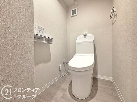 【施工例写真/内観】清潔感があり落ち着いた雰囲気のトイレです。毎日使う場所だからこそ、お手入れのしやすさにも配慮された快適な空間となっています。