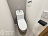 トイレ：シンプルで落ち着いた雰囲気のトイレです。毎日快適にお使いいただけるよう、お手入れもしやすく清潔感のある空間となっています。