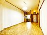 リビング/ダイニング：窓の外に広がる開放的な景色を眺めながら過ごす時間は、まさに特別なステータスですね！家族との何気ない会話も弾む明るいリビングで、都心にいながら心から安らげる至福のひとときを叶えます
