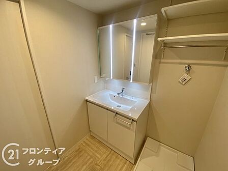 新規交換済みの清潔感漂う洗面化粧台です。三面鏡裏の収納や足元の引き出しなど機能性も充実。朝の身支度がスムーズに行える、使い勝手の良い洗面スペースとなっています。