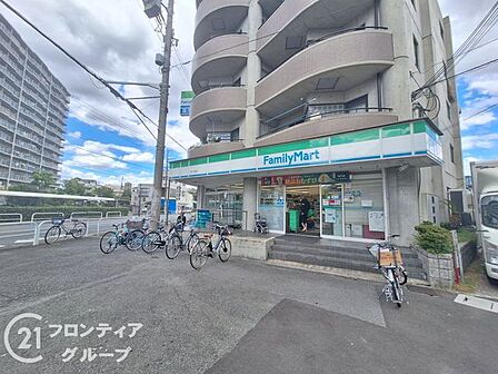 ファミリーマート守口大庭店 徒歩3分。 190m