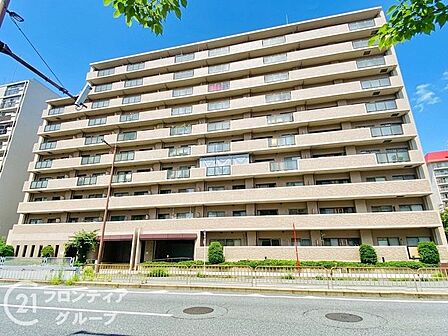 圧倒的な存在感を放つ気品に満ちた佇まい！邸宅としての誇りと美意識が細部まで宿る意匠は、訪れる人々を魅了し、日常に特別な輝きを添えてくれる洗練された都心レジデンスの極み！