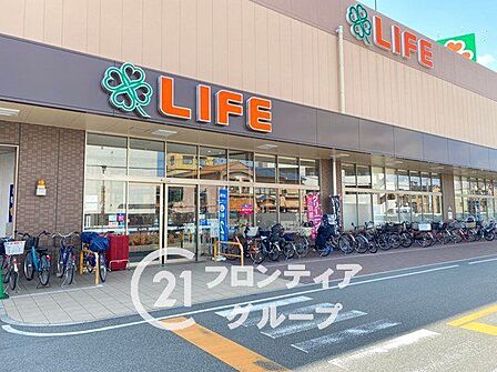 ライフ東淡路店 徒歩8分。 640m