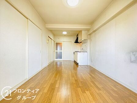 暮らしの質を高める洗練されたデザインと、開放的な空間が広がる憩いのリビング!大切なゲストを自信を持って招待したくなる、ステータスを感じさせるラグジュアリーな住空間!