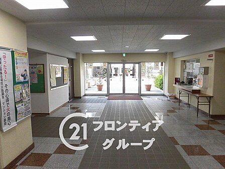 明るく広々としたロビーに足を踏み入れると、贅沢なホスピタリティに包まれて心が安らぎますね!上質な時間が流れる洗練された空間で、住まうことのステータスを日々実感できるような素敵な共用スペースですね!