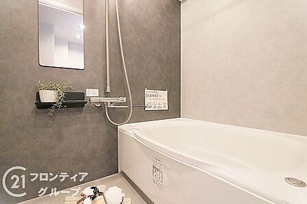 シックなアクセントパネルが高級感を演出する落ち着きのある浴室です。ゆったりとした浴槽に浸かりながら一日の疲れを静かに癒やす、至福のバスタイムを心ゆくまでお楽しみいただけます