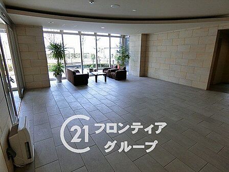 明るい照明と洗練されたデザインが、上質な雰囲気を演出します。