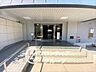 エントランス：ホテルのような気品に満ちたエントランスが住む方や訪れる方を優雅に迎え入れます。細部にまでこだわり抜かれた上質な素材感が、日々の暮らしにさらなるステータスと安心感を与えてくれます