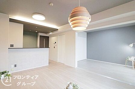 落ち着いた色調のパネルが心身を解きほぐす上質なヒーリング空間です ゆったりとした浴槽に身を委ねれば一日の疲れを忘れて深いリラックスタイムを心ゆくまでお楽しみいただけます