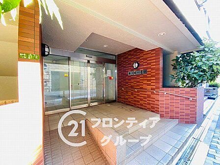 贅沢な広がりと洗練された美しさが共存する気品に満ちたアプローチ!コンシェルジュが優しく寄り添う日常は、都心で忙しく過ごす皆様に安らぎと誇りを与えてくれるワンランク上の迎賓空間です!