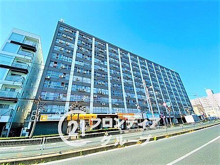 洗練されたモダンなデザインが目を引く都会的な佇まいです。洗練されたガラスウォールの輝きが街並みに溶け込み、住まう人の誇りを満たしてくれる上質な空間が外からでもしっかりと伝わってきます