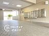 エントランス：暖かな照明が灯るエントランスホールは、住まう方を優しく迎え入れる上質な空間です。整理整頓された清潔感のある空間が、日々の管理体制の良さを物語っています